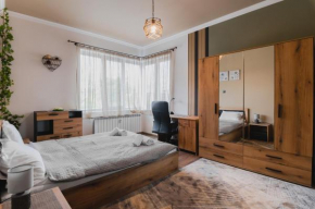Eagles' Bridge ~ 1BD Flat with Desk